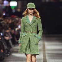 Inilah koleksi terbaru Chanel Metiers d’art 2023/24 yang ditampilkan di jalanan kota Manchester, Inggris. Direktur Kreatif Chanel Virginie Viard menemukan inspirsi dalam dunia musik dan seni Manchester yang dinamis. Dalam fashion show ini, Chanel menghadirkan koleksi busana yang sebagian besar bergaya ala 60-an. Foto: dok. Chanel.