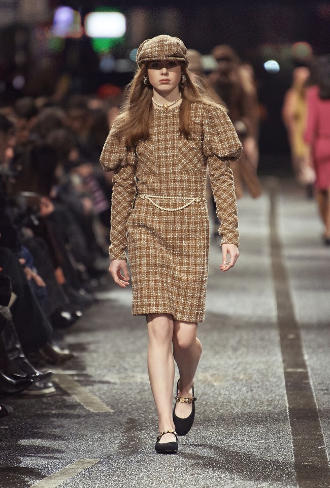 Inilah koleksi terbaru Chanel Metiers d’art 2023/24 yang ditampilkan di jalanan kota Manchester, Inggris. Direktur Kreatif Chanel Virginie Viard menemukan inspirsi dalam dunia musik dan seni Manchester yang dinamis. Dalam fashion show ini, Chanel menghadirkan koleksi busana yang sebagian besar bergaya ala 60-an.  Foto: dok. Chanel.