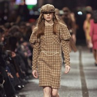 Inilah koleksi terbaru Chanel Metiers d’art 2023/24 yang ditampilkan di jalanan kota Manchester, Inggris. Direktur Kreatif Chanel Virginie Viard menemukan inspirsi dalam dunia musik dan seni Manchester yang dinamis. Dalam fashion show ini, Chanel menghadirkan koleksi busana yang sebagian besar bergaya ala 60-an.  Foto: dok. Chanel.