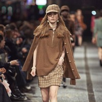 Inilah koleksi terbaru Chanel Metiers d’art 2023/24 yang ditampilkan di jalanan kota Manchester, Inggris. Direktur Kreatif Chanel Virginie Viard menemukan inspirsi dalam dunia musik dan seni Manchester yang dinamis. Dalam fashion show ini, Chanel menghadirkan koleksi busana yang sebagian besar bergaya ala 60-an.  Foto: dok. Chanel.