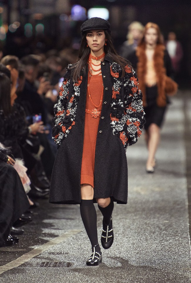 Inilah koleksi terbaru Chanel Metiers d’art 2023/24 yang ditampilkan di jalanan kota Manchester, Inggris. Direktur Kreatif Chanel Virginie Viard menemukan inspirsi dalam dunia musik dan seni Manchester yang dinamis. Dalam fashion show ini, Chanel menghadirkan koleksi busana yang sebagian besar bergaya ala 60-an.  Foto: dok. Chanel.