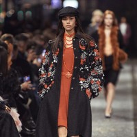 Inilah koleksi terbaru Chanel Metiers d’art 2023/24 yang ditampilkan di jalanan kota Manchester, Inggris. Direktur Kreatif Chanel Virginie Viard menemukan inspirsi dalam dunia musik dan seni Manchester yang dinamis. Dalam fashion show ini, Chanel menghadirkan koleksi busana yang sebagian besar bergaya ala 60-an.  Foto: dok. Chanel.
