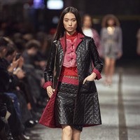 Inilah koleksi terbaru Chanel Metiers d’art 2023/24 yang ditampilkan di jalanan kota Manchester, Inggris. Direktur Kreatif Chanel Virginie Viard menemukan inspirsi dalam dunia musik dan seni Manchester yang dinamis. Dalam fashion show ini, Chanel menghadirkan koleksi busana yang sebagian besar bergaya ala 60-an.  Foto: dok. Chanel.