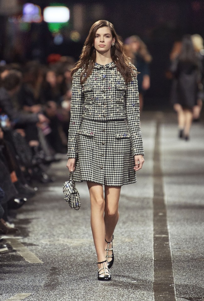 Inilah koleksi terbaru Chanel Metiers d’art 2023/24 yang ditampilkan di jalanan kota Manchester, Inggris. Direktur Kreatif Chanel Virginie Viard menemukan inspirsi dalam dunia musik dan seni Manchester yang dinamis. Dalam fashion show ini, Chanel menghadirkan koleksi busana yang sebagian besar bergaya ala 60-an.  Foto: dok. Chanel.