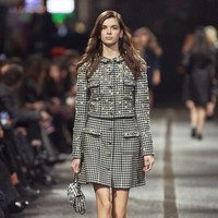 Inilah koleksi terbaru Chanel Metiers d’art 2023/24 yang ditampilkan di jalanan kota Manchester, Inggris. Direktur Kreatif Chanel Virginie Viard menemukan inspirsi dalam dunia musik dan seni Manchester yang dinamis. Dalam fashion show ini, Chanel menghadirkan koleksi busana yang sebagian besar bergaya ala 60-an.  Foto: dok. Chanel.