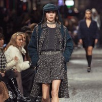 Inilah koleksi terbaru Chanel Metiers d’art 2023/24 yang ditampilkan di jalanan kota Manchester, Inggris. Direktur Kreatif Chanel Virginie Viard menemukan inspirsi dalam dunia musik dan seni Manchester yang dinamis. Dalam fashion show ini, Chanel menghadirkan koleksi busana yang sebagian besar bergaya ala 60-an. Foto: dok. Chanel.