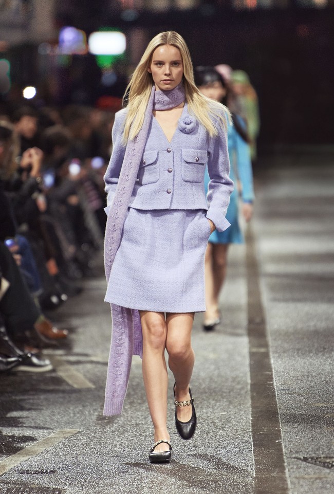 Inilah koleksi terbaru Chanel Metiers d’art 2023/24 yang ditampilkan di jalanan kota Manchester, Inggris. Direktur Kreatif Chanel Virginie Viard menemukan inspirsi dalam dunia musik dan seni Manchester yang dinamis. Dalam fashion show ini, Chanel menghadirkan koleksi busana yang sebagian besar bergaya ala 60-an. Foto: dok. Chanel.