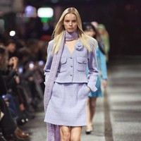 Inilah koleksi terbaru Chanel Metiers d’art 2023/24 yang ditampilkan di jalanan kota Manchester, Inggris. Direktur Kreatif Chanel Virginie Viard menemukan inspirsi dalam dunia musik dan seni Manchester yang dinamis. Dalam fashion show ini, Chanel menghadirkan koleksi busana yang sebagian besar bergaya ala 60-an. Foto: dok. Chanel.