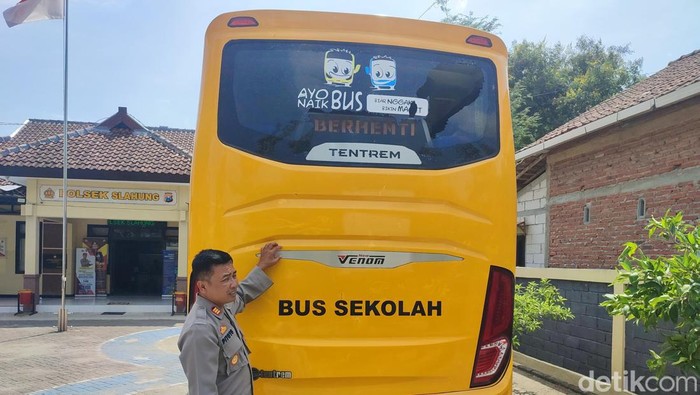 Kondisi bus pemain Perspa usai dilempari batu di Ponorogo