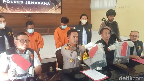 Konferensi pers kasus pencabulan yang dilakukan oleh seorang tukang ojol di Mapolres Jembrana, Senin (18/12/2023). (Foto: I Putu Adi Budiastrawan/detikBali)