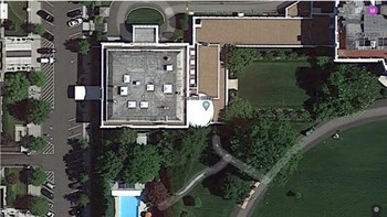 Kantor Oval - Washington, D.C. Meskipun kamu dapat melihat Gedung Putih dengan cukup jelas di Google Maps, namun Kantor Oval tempat presiden AS melakukan pekerjaannya akan berwarna putih. Meskipun tidak dapat melihat Kantor Oval di Google Maps, tetapi kolam renang Gedung Putih dapat terlihat jelas dengan air yang biru. Foto: Google Maps
