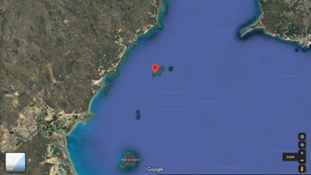 Saat pencarian Pulau Sandy, Australia di Google Maps kamu akan melihat sesuatu yang aneh. Di dekat pulau, yang terletak di lepas pantai timur laut negara itu, gumpalan biru-hijau menutupi tiga pulau. Pulau tersebut pertama kali ditemukan oleh Kapten James Cook pada akhir 1700-an dan terlihat di peta selama 200 tahun sebelum area tersebut mulai blur di Google Maps. Foto: Google Maps