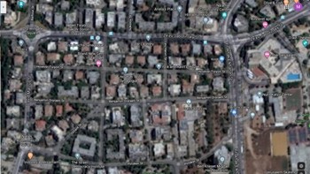 Saat pertama kali mulai melihat Israel dalam tampilan satelit, semuanya terlihat normal saja. Akan tetapi saat diperbesar, maka kamu akan melihat bahwa segala sesuatunya menjadi blur. Faktanya, seluruh Israel ditampilkan dalam resolusi rendah oleh semua layanan pemetaan yang berbasis di AS karena Amandemen Kyl–Bingaman terhadap Undang-Undang Otorisasi Pertahanan Nasional tahun 1997. Foto: Google Maps