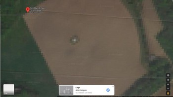 Benteng Eben-Emael, Belgia. Benteng ini terletak di antara kota Liège dan Maastricht, di perbatasan Belgia-Belanda. Benteng ini dibuat antara tahun 1931 dan 1935 untuk mempertahankan Belgia dari serangan Jerman. Meskipun diburamkan di Google Maps, benteng ini sebenarnya terbuka untuk pengunjung. Foto: Google Maps