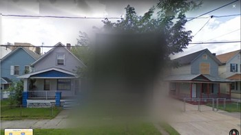 Rumah seorang pria bernama Castro di Cleveland, Ohio yang sengaja diblur oleh Google. Diketahui Ariel Castro melakukan tindak kekerasan dan penculikan terhadap tiga perempuan dan menyekapnya selama 10 tahun sejak 2002 hingga 2013 silam. Situasinya begitu tragis, mereka dirantai agar tidak bisa kabur dan diperkosa berkali-kali. Foto: Google Maps
