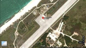 Bandara Minami Torishima, Jepang. Meski tampilan tidak diburamkan atau berpiksel di Google Maps, namun dominan berwarna putih. Mungkin karena pulau yang terletak di lepas pantai timur Jepang ini digunakan oleh Pasukan Bela Diri Maritim Jepang. Foto: Google Maps