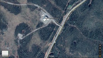 Program HAARP, Alaska. High-Frequency Active Auroral Research Program didanai oleh Angkatan Udara AS, Angkatan Laut, dan Defense Advanced Research Projects Agency (DARPA). Meskipun pengguna dapat melihat bangunannya di Google Maps Alaska, gambarnya terlalu banyak warna putih. Foto: Google Maps