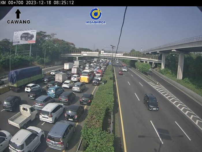 Lalu lintas di Tol Cikampek arah Jakarta padat di ruas jalan Halim menuju Cawang (CCTV PUPR)