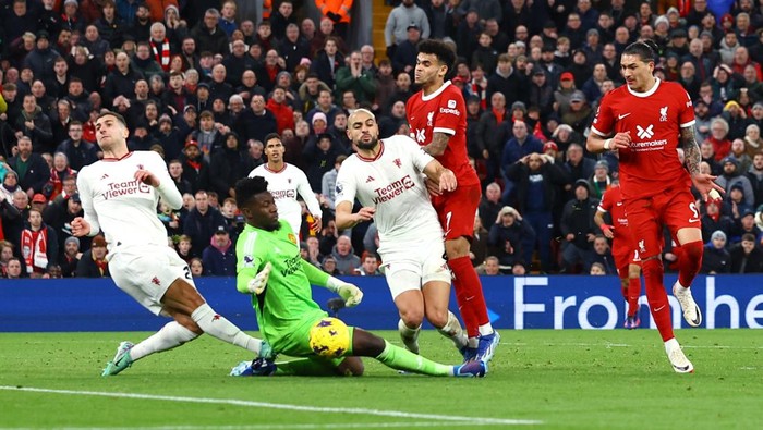 Soccer Football - Premier League - Liverpool v Manchester United - Anfield, Liverpool, Britain - December 17, 2023 Manchester Uniteds Andre Onana, Sofyan Amrabat and Diogo Dalot in action with Liverpools Luis Diaz and Darwin Nunez REUTERS/Molly Darlington NO USE WITH UNAUTHORIZED AUDIO, VIDEO, DATA, FIXTURE LISTS, CLUB/LEAGUE LOGOS OR LIVE SERVICES. ONLINE IN-MATCH USE LIMITED TO 45 IMAGES, NO VIDEO EMULATION. NO USE IN BETTING, GAMES OR SINGLE CLUB/LEAGUE/PLAYER PUBLICATIONS.