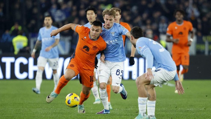 Soccer Football - Serie A - Lazio v Inter Milan - Stadio Olimpico, Rome, Italy - December 17, 2023 Inter Milans Lautaro Martinez in action with Lazios Nicolo Rovella REUTERS/Remo Casilli