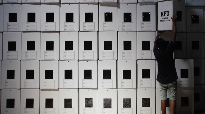 Pekerja membawa kotak suara untuk disimpan di dalam gudang logistik pemilu KPU Kota Surabaya di Margomulyo, Surabaya, Jawa Timur, Minggu (17/12/2023). Sebanyak  2.266.157 lembar surat suara DPD tiba di gudang tersebut dan sejumlah logistik Pemilu 2024 telah tersimpan di gudang itu tiga diantaranya kotak suara sebanyak 40.897 buah, bilik suara sebanyak 32.668 buah dan tinta sebanyak 16.334 buah. ANTARA FOTO/Didik Suhartono/aww.