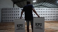 Sejumlah logistik Pemilu 2024 telah tersusun rapi, tiga diantaranya kotak suara sebanyak 40.897 buah, bilik suara sebanyak 32.668 buah dan tinta sebanyak 16.334 buah. 