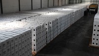 Tumpukan kotak suara yang disimpan di dalam gudang logistik pemilu KPU Kota Surabaya di Margomulyo, Surabaya, Jawa Timur, Minggu (17/12/2023).