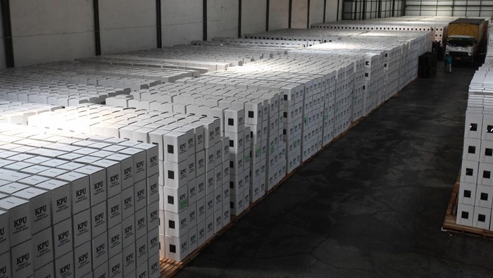 Logistik Pemilu 2024 KPU Kota Surabaya Pekerja membawa kotak suara untuk disimpan di dalam gudang logistik pemilu KPU Kota Surabaya di Margomulyo, Surabaya, Jawa Timur, Minggu (17/12/2023). Sebanyak 2.266.157 lembar surat suara DPD tiba di gudang tersebut dan sejumlah logistik Pemilu 2024 telah tersimpan di gudang itu tiga diantaranya kotak suara sebanyak 40.897 buah, bilik suara sebanyak 32.668 buah dan tinta sebanyak 16.334 buah. ANTARA FOTO/Didik Suhartono/aww.