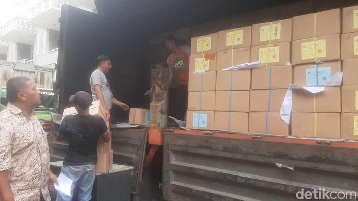 Logistik Suarat Suara DPR RI dan DPRD Provinsi Tiba di Kantor KPU Kabupaten Tasikmalaya Jalan Raya Timur Singaparna Senin (18/12/23).