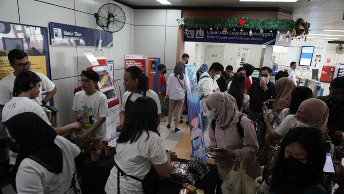 LRT Jabodebek Bagi-bagi Kopi Gratis