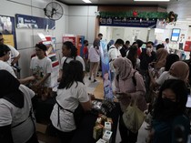 Bikin Melek! Pagi Ini LRT Jabodebek Bagi-bagi Kopi Gratis ke Penumpang