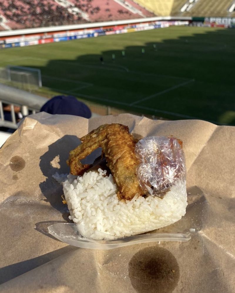 Spring roll di stadion sepak bola