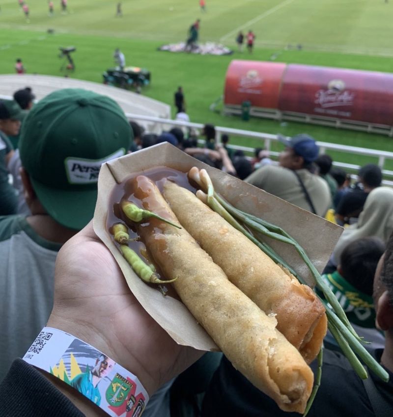 Spring roll di stadion sepak bola