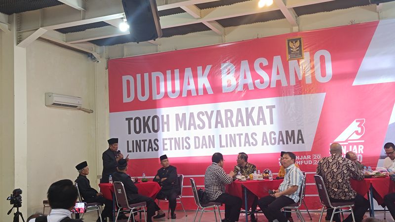 Mahfud Md (meja kedua dari kiri pakai batik cokelat)-(Rizky/detikcom)