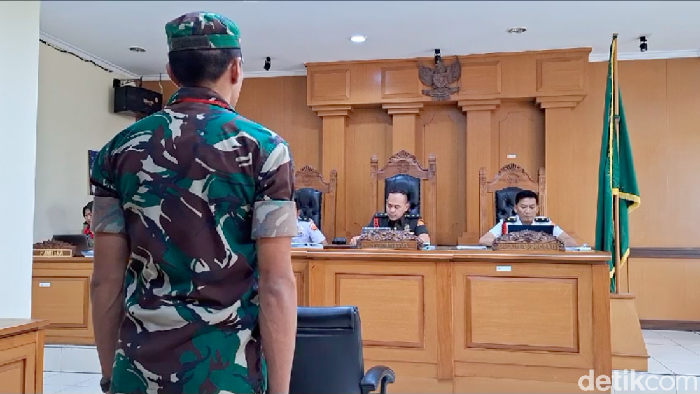 Majelis hakim menjatuhkan vonis penjara 1,5 tahun kepada Prada Metro Winardo Barasungi yang tabrak pasutri hingga tewas di Bekasi. (Alifia SS/detikcom)