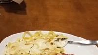 Makan bersama koleganya di sebuah restoran, seorang netizen mengaku dapat makanan yang tak layak. Sebagian ayam gorengnya terlihat sudah dilahap seseorang yang tak diketahui. Foto: Buzzfeed