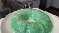 Merasa idenya cemerlang, ada seseorang yang nekat menyulap salah menjadi jelly. Teksturnya yang kenyal diisi dengan keju cottage hingga seledri hingga hijau warnanya. Foto: Buzzfeed