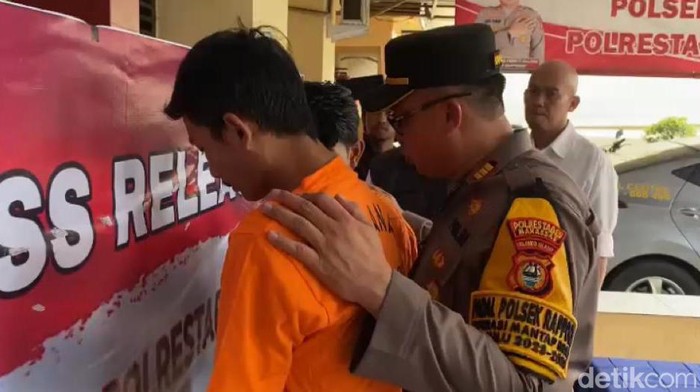 Dua pemuda bernama Alvian (23) dan Chandra (23) ditangkap polisi usai menjambret ponsel siswi SMA berinisial DN (17) di Kota Makassar, Sulawesi Selatan (Sulsel).
