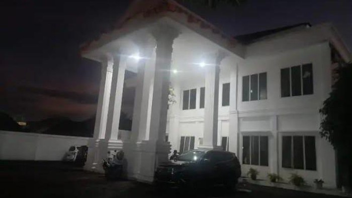 KPK mendatangi Rumah Dinas Gubernur Maluku Utara Abdul Gani Kasuba di Kota Ternate.