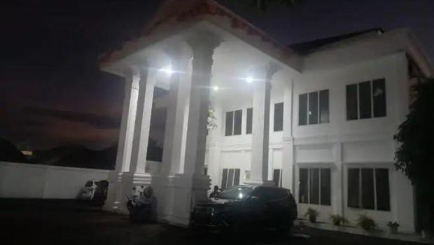 KPK mendatangi Rumah Dinas Gubernur Maluku Utara Abdul Gani Kasuba di Kota Ternate.