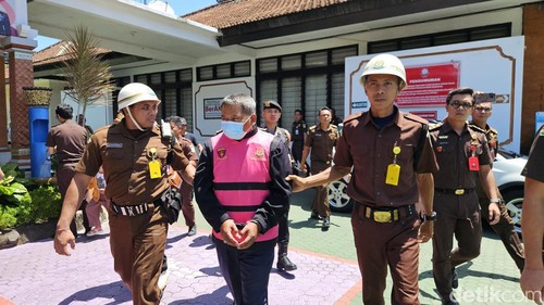 Mantan Ketua LPD Bakas I Made Suerka ditetapkan sebagai tersangka kasus dugaan korupsi dan langsung ditahan oleh Kejari Klungkung, Senin (18/12/2023). (Foto: Putu Krista/detikBali)