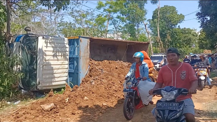 Material muatan truk tercecer usai tabrak dua motor di Probolinggo
