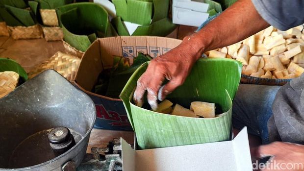 Sejumlah pekerja sedang membuat tape mulai dari bahan dasar hingga jadi di Bondowoso, Jawa Timur, Senin (18/12/2023).