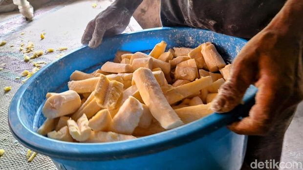 Sejumlah pekerja sedang membuat tape mulai dari bahan dasar hingga jadi di Bondowoso, Jawa Timur, Senin (18/12/2023).