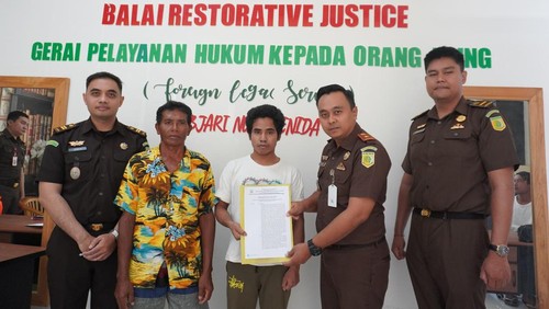 Restorative justice kasus menantu melempar mertua pakai linggis dikantor Kacabjari Nusa Penida, Senin (18/12/2023).
