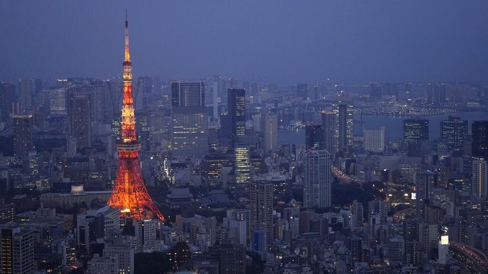 Menara Tokyo Bersinar untuk Meriahkan KTT ASEAN-Jepang The Tokyo Tower, center, stands next to buildings under construction, as seen from the top of the Roppongi Hills Mori Tower in Tokyo, Wednesday, Feb. 8, 2023. (AP Photo/Hiro Komae)
