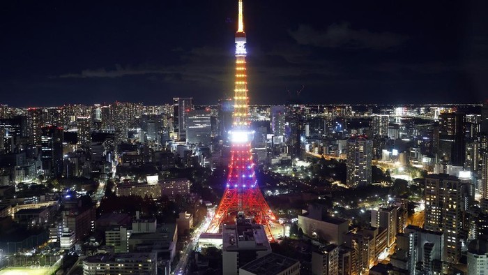 Menara Tokyo Bersinar untuk Meriahkan KTT ASEAN-Jepang Tokyo Tower is illuminated in the colours to commemorate the ASEAN-Japan commemorative summit meeting after a pre-Gala commemorative lighting ceremony by leaders from ASEAN nations and their spouses at Azabudai Hills in Tokyo, Sunday, Dec. 17, 2023. (Issei Kato/Pool Photo via AP)