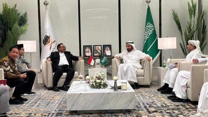 Menteri Agama (Menag) Yaqut Cholil Qoumas bertemu dengan Menteri Haji dan Umrah (Menhaj) Arab Saudi Taufiq F Al Rabiah di Jeddah.