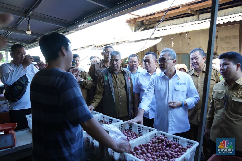 Menteri Perdagangan (Mendag) Zulkifli Hasan mengecek harga bapok di Pasar Pagi Kabupaten Sambas, Kalimantan Barat. (CNBC Indonesia/Martyasari Rizky)