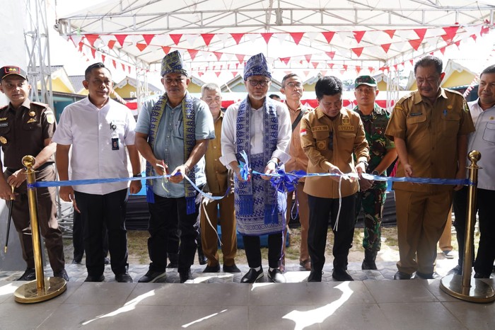 Menteri Perdagangan Zulkifli Hasan meresmikan Pasar Rakyat Galing yang berada di Kabupaten Sambas, Kalimantan Barat.